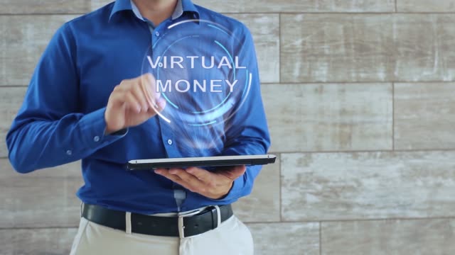 Mann-verwendet-Hologramm-mit-Text-Virtuelles-Geld