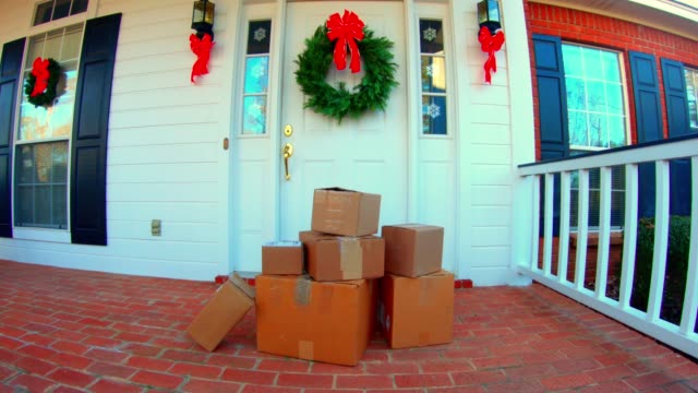 4k-breite-Schuss-von-Versandboxen-durch-die-Haustür-für-Weihnachten-dekoriert