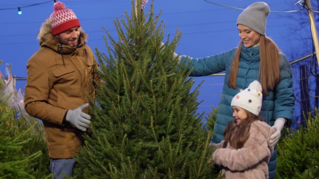 glückliche-Familie-kauft-Weihnachtsbaum-auf-dem-Markt