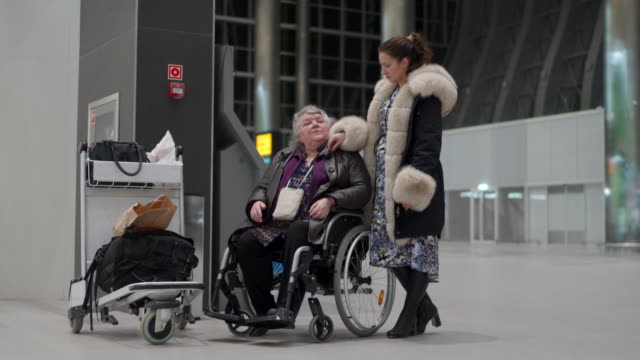 Servicio-de-silla-de-ruedas-en-la-terminal-del-aeropuerto,-discapacitado-sentado-en-silla-de-ruedas