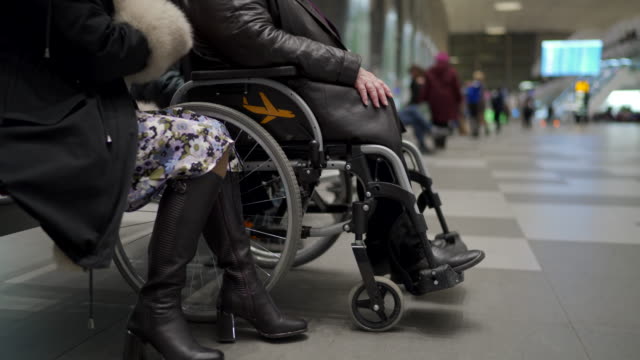 Servicio-de-silla-de-ruedas-en-la-terminal-del-aeropuerto,-discapacitado-sentado-en-silla-de-ruedas