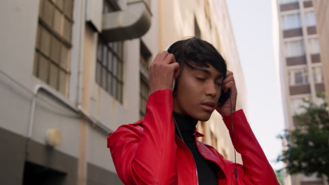Transgender-Erwachsene-hören-Musik-auf-der-Straße