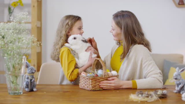 Frau-und-Mädchen-mit-Hase-zu-Ostern