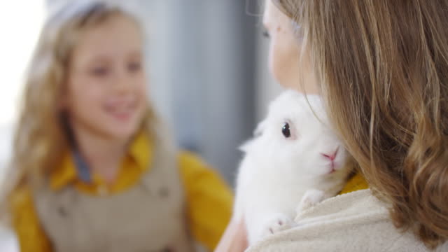 Mädchen-Petting-Bunny-Gehalten-von-Mutter
