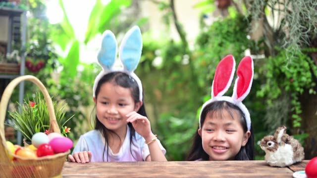 Frohe-Ostern-Tag.-Kind-mit-bunten-Eiern-Spielzeug.-Glücklich-und-Spaß-zum-Feiern-am-April-mit-der-Familie-zu-Hause