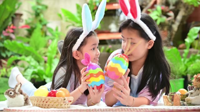 Frohe-Ostern-Tag.-Kind-mit-bunten-Eiern-Spielzeug.-Glücklich-und-Spaß-zum-Feiern-am-April-mit-der-Familie-zu-Hause
