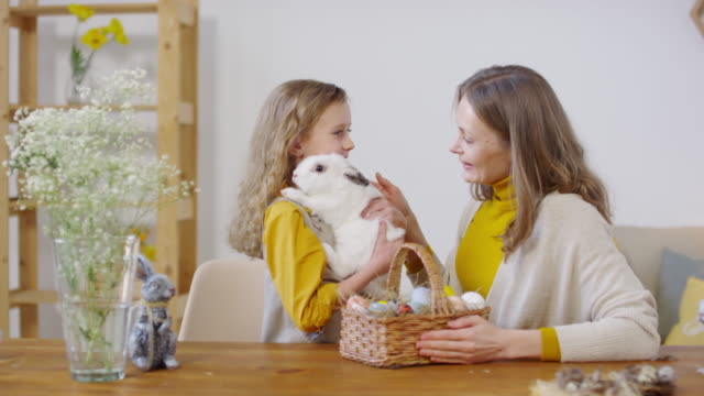 Sequenz-von-Frau-und-Mädchen-mit-Haustier-Hase-feiern-Ostern