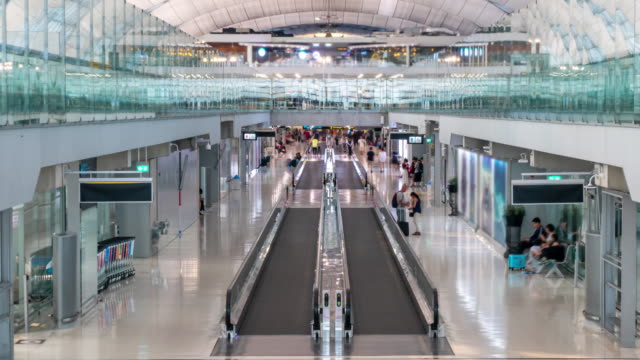 4K-Zeitraffer-Transport-von-überfüllten-Passagier-Geschäftsleute-und-Touristen-zu-Fuß-durch-in-Bangkok-internationalen-Flughafen-Terminal-Ankunft-oder-Abflughalle.-Geschäftstransport--und-Reisekonzept.