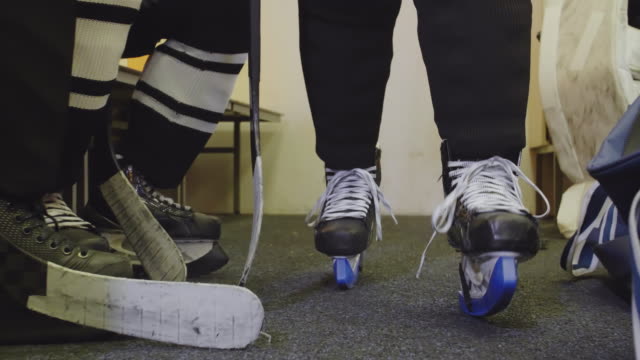 Jugador-de-hockey-irreconocible-que-usa-patines