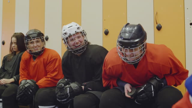 Mujeres-en-el-guardarropa-de-hockey