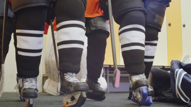 Mehrere-nicht-wiederzuerkennende-Hockeyspieler,-die-Schlittschuhe-tragen
