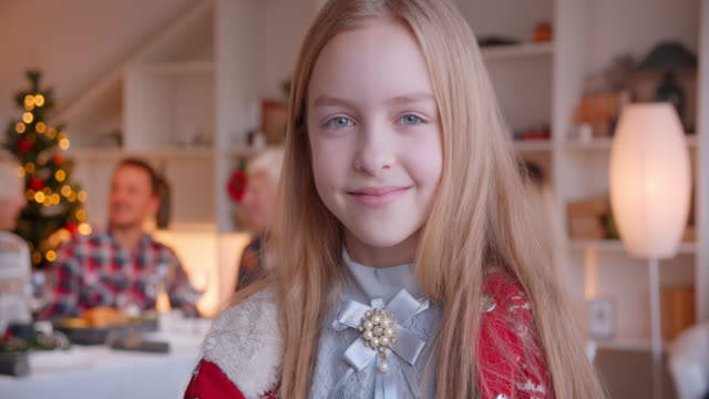 Retrato-de-una-niña-rubia-Año-Nuevo-Navidad-fondo-familia-sonriendo