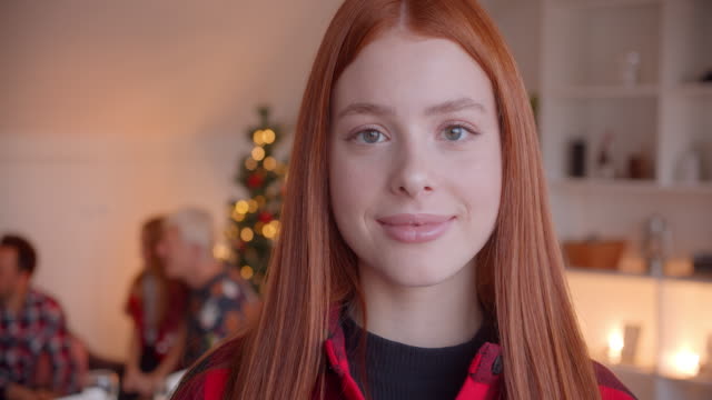 Porträt-eines-rothaarigen-Teenager-Mädchen-Weihnachten-Neujahr