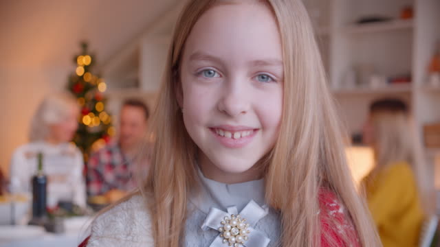 Porträt-kleine-Mädchen-Neujahr-Weihnachten-Familie-Hintergrund