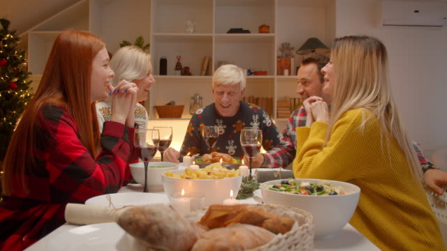 Große-Familie-Abendessen-Weihnachten-Kerzen-Gemütlichkeit