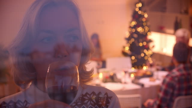 Traurige-Großmutter-schaut-aus-dem-Fenster-Weihnachten-Abendessen-Familie-hinter-Glas