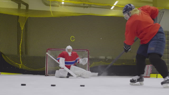 Portero-de-hockey-Tener-práctica-en-el-hielo