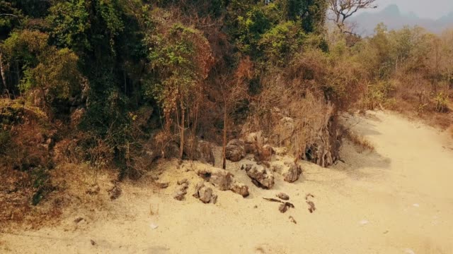 Dürre,-ausgelöst-durch-den-Klimawandel.-Abholzung-des-Regenwaldes-in-Asien.-Luftvideo-4k