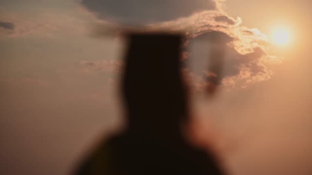 abstracto-Vista-trasera-de-cerca-de-los-graduados-de-la-universidad-en-Silhouette-puesta-de-sol