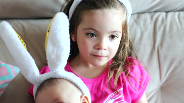 Niños-que-llevan-orejas-de-conejito-de-vacaciones-de-Pascua