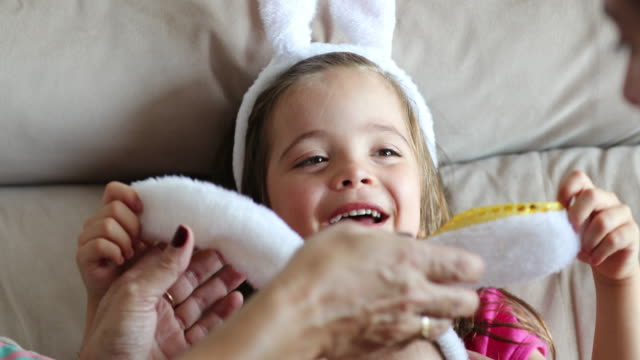 Kleines-Mädchen-und-Baby-Bruder-trägt-Ostern-Urlaub-Hase-Ohren