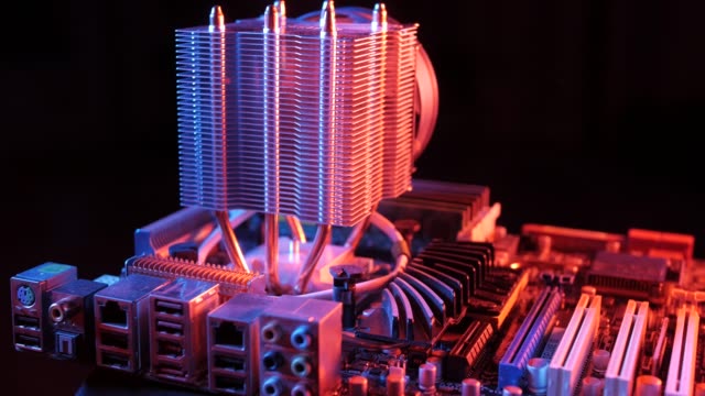 Nahaufnahme-eines-rotierenden-Prozessor-CPU-Lüfters-auf-der-Hauptplatine-auf-schwarzem-Hintergrund