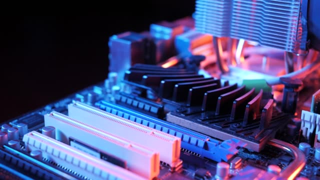 primer-plano-de-un-ventilador-de-CPU-del-procesador-giratorio-instalado-en-la-placa-base-sobre-un-fondo-negro