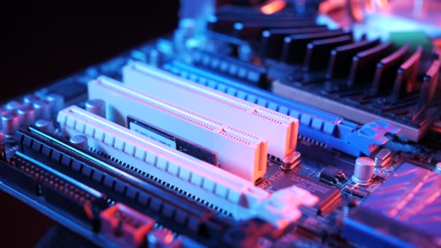 Nahaufnahme-eines-rotierenden-Prozessor-CPU-Lüfters-auf-der-Hauptplatine-auf-schwarzem-Hintergrund