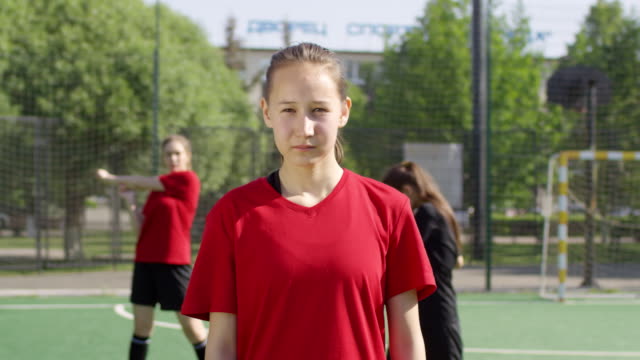 Porträt-von-Teen-Female-Soccer-Player-auf-Outdoor-Field