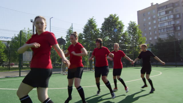 Entrenamiento-del-equipo-de-fútbol-femenino-en-el-campo-al-aire-libre