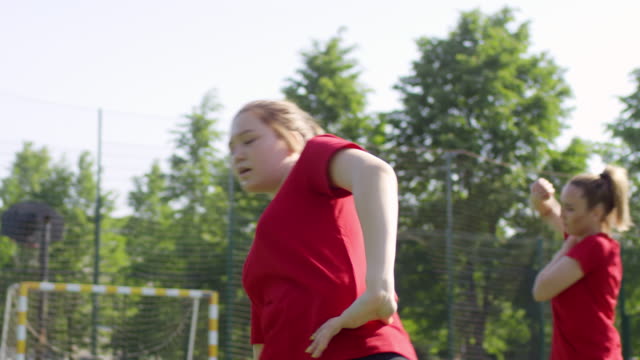 Jugadora-de-Fútbol-Femenino-haciendo-rotación-de-cadera-en-el-estadio-al-aire-libre