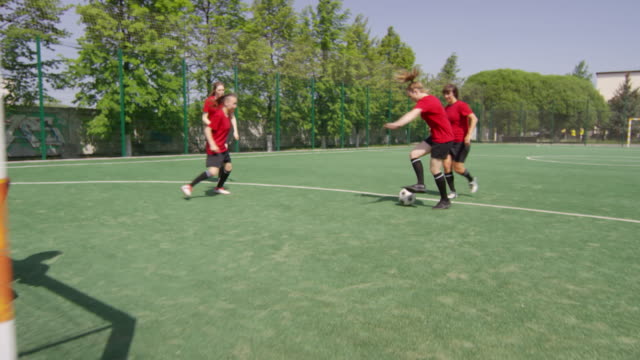 Jugadoras-de-Fútbol-Femenino-Entrenando-en-Campo-Al-Aire-Libre