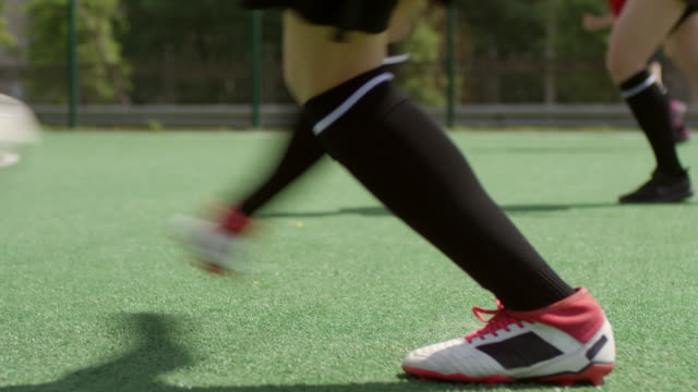 Nahaufnahme-der-Beine-der-Spielerin-Kicking-Soccer-Ball