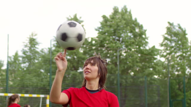 Jugador-a-la-jugadora-de-fútbol-femenino-Spinning-Ball-on-Finger