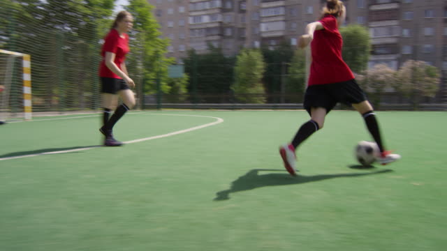 Jugadoras-de-Fútbol-Femenino-entrenando-al-aire-libre