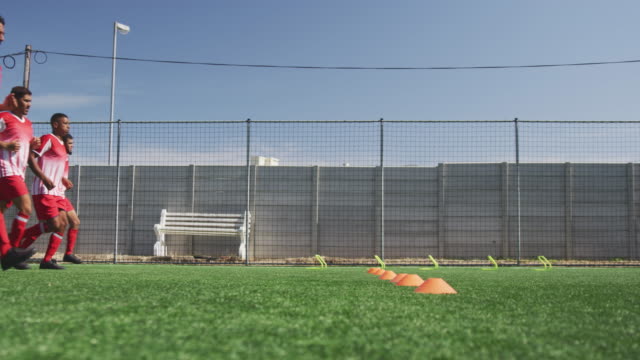 Fußballer-trainieren-auf-dem-Feld