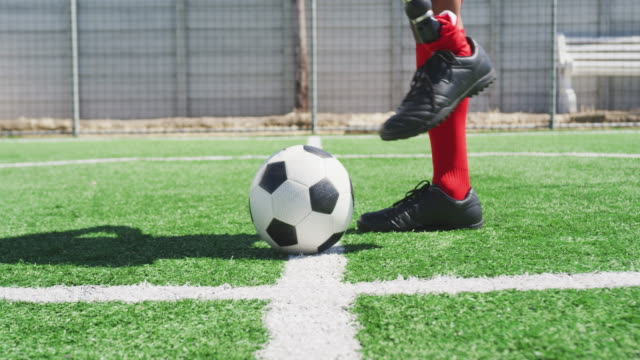 Fußballer-mit-Prothesenbein-auf-dem-Feld