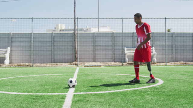 Soccer-player-with-prosthetic-leg-on-field