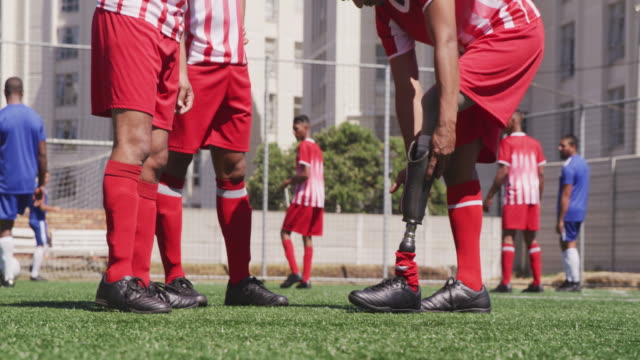 Fußballer-entfernen-sein-Prothesenbein