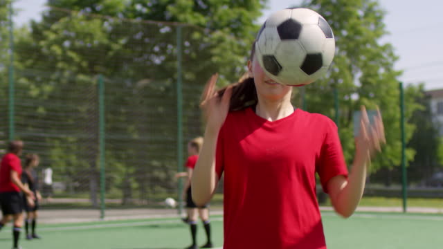 Fußball-Mädchen-Jonglieren-einen-Ball-auf-Spielfeld