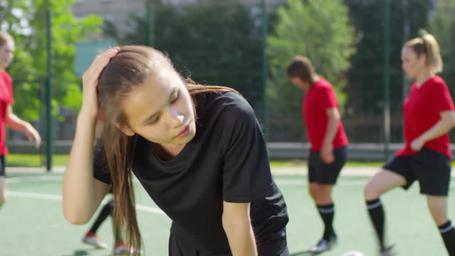 Müde-Teenage-Girl-Machen-Pause-während-Fußball-Training