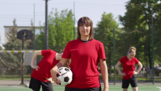 Jugadora-de-Fútbol-Femenina-Posando-para-Cámara-y-Pelota-de-Malabares