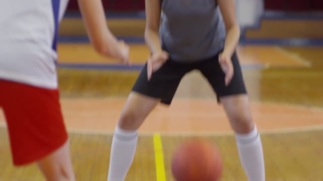 Gruppe-von-Mädchen-spielen-Basketball-auf-Indoor-Court