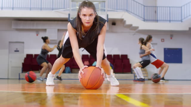Joven-atleta-femenina-haciendo-flexiones-con-baloncesto