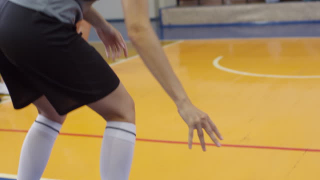 Atleta-Femenina-disparando-un-baloncesto-en-la-cancha-cubierta