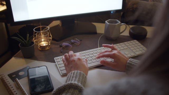 Mujer-trabajando-por-la-noche-en-una-computadora-en-casa