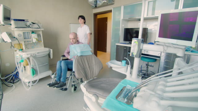 Krankenschwester-mit-Patient-im-Rollstuhl