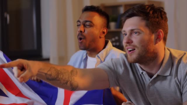 Freunde-mit-britischen-Flagge-beobachten-Fußball-zu-Hause