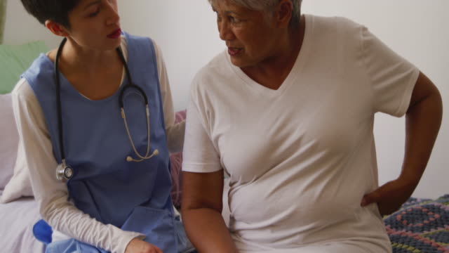 Krankenschwester-hilft-einer-Seniorin-in-einem-Altersheim