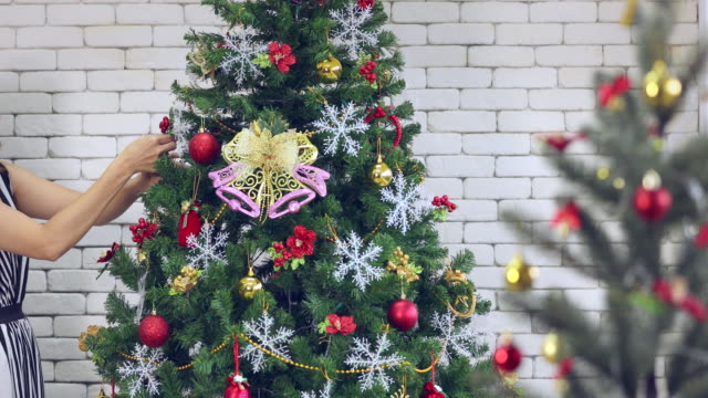 Schöne-Frau-aufstellen-großen-Weihnachtsbaum.